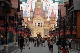 Khách du lịch tham quan Công viên chủ đề lớn nhất Việt Nam, hàng đầu châu Á tại Phú Quốc (Kiên Giang). (Ảnh: Lê Huy Hải/TTXVN) 