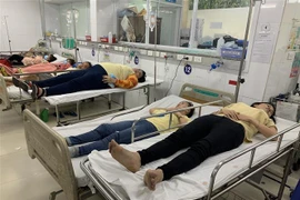 Các công nhân trong lúc nằm điều trị tại phòng cấp cứu. (Ảnh: TTXVN phát) 