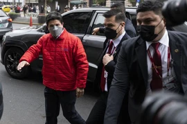 Tổng thống Peru Pedro Castillo (trái) tới văn phòng công tố ở Lima ngày 5/9/2022. (Ảnh: AFP/TTXVN) 