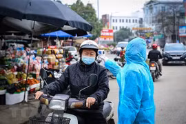 Điểm đo thân nhiệt cho người dân. (Ảnh: Trọng Đạt/TTXVN) 