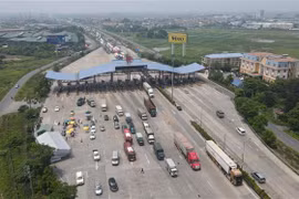 Lượng phương tiện qua Trạm thu phí cao tốc Pháp Vân-Cầu Giẽ. (Ảnh: TTXVN phát) 