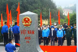Nghi thức chào cờ tại cột mộc biên giới Cửa khẩu Quốc tế Nậm Cắn (Xã Nậm Cắn, huyện Kỳ Sơn, Nghệ An). (Ảnh: Tá Chuyên/TTXVN) 