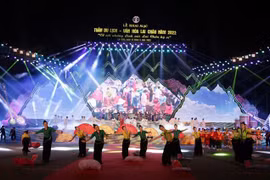 Chương trình văn nghệ do các diễn viên quần chúng biểu diễn chào mừng Lễ khai mạc Tuần Du lịch-Văn hóa Lai Châu năm 2022. (Ảnh: Quý Trung/TTXVN) 