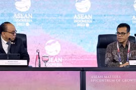 Thứ trưởng Bộ Truyền thông và Tin học Indonesia Nezar Patria (phải). (Nguồn: Ist)