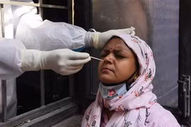 Nhân viên y tế lấy mẫu xét nghiệm COVID-19 tại New Delhi, Ấn Độ. (Nguồn: AFP/TTXVN) 