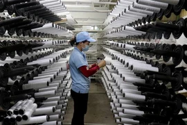 Sản xuất bao bì tại một công ty ở Kiên Giang. (Ảnh: Lê Huy Hải/TTXVN)