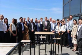 Ông Jan Jambon, Thủ hiến vùng Flanders và Đại sứ Việt Nam tại Bỉ Nguyễn Văn Thảo cùng các đại biểu chụp ảnh lưu niệm. (Ảnh: Hương Giang/TTXVN)