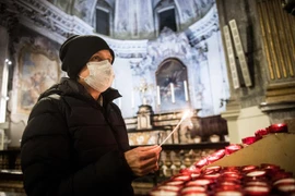 Người dân đeo khẩu trang để phòng tránh lây nhiễm COVID-19. (Nguồn: swissinfo.ch) 