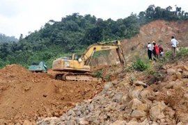Người thân của các công nhân bị mất tích yêu cầu Nhà máy Thủy điện Rào Trăng 3 tìm kiếm lại ở khu vực nhà điều hành bị sạt lở trước đây. (Ảnh: Đỗ Trưởng/TTXVN) 