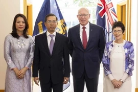 Đại sứ Việt Nam tại Australia Phạm Hùng Tâm và phu nhân chụp ảnh lưu niệm cùng Toàn quyền Australia David Hurley và phu nhân. (Ảnh: TTXVN phát)