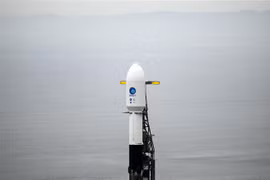 Tên lửa Falcon 9 của SpaceX mang theo vệ tinh SWOT được đặt tại bệ phóng ở căn cứ Vandenberg, bang California, Mỹ ngày 15/12/2022. (Ảnh minh họa: AFP/TTXVN)