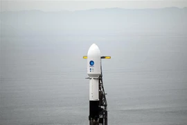 Tên lửa Falcon 9 của SpaceX mang theo vệ tinh SWOT được đặt tại bệ phóng ở căn cứ Vandenberg, bang California, Mỹ ngày 15/12/2022. (Ảnh minh họa: AFP/TTXVN)