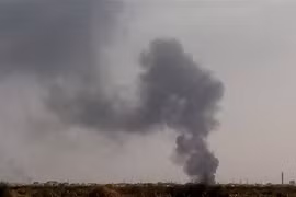 Khói bốc lên trong các cuộc giao tranh tại thủ đô Khartoum, Sudan ngày 21/6/2023. (Ảnh: AFP/TTXVN)