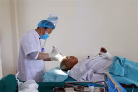 Bác sỹ kiểm tra vết mổ cho bệnh nhân sau phẫu thuật sọ não tại Bệnh viện đa khoa huyện Mộc Châu, tỉnh Sơn La. (Ảnh: Hữu Quyết/TTXVN) 