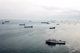 Tàu thuyền neo đậu trên biển Marmara trước khi đi qua Eo biển Bosphorus ngày 23/4/2021. (Ảnh: AFP/TTXVN) 