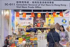 Bà Vũ Thị Thúy, Trưởng Thương vụ Việt Nam tại Hong Kong, giới thiệu cho khách tham quan. (Ảnh: Mạc Luyện/TTXVN)