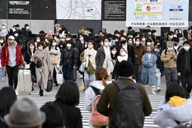 Người dân đeo khẩu trang phòng dịch COVID-19 tại Tokyo, Nhật Bản. (Ảnh: Kyodo/TTXVN) 