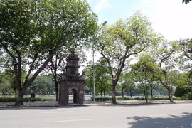 Dịch bệnh và thời tiết nắng nóng Đường phố Đinh Tiên Hoàng, Hà Nội vắng bóng người, xe ngày 30/5/2021. (Ảnh: Anh Tuấn/TTXVN) 