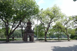 Dịch bệnh và thời tiết nắng nóng Đường phố Đinh Tiên Hoàng, Hà Nội vắng bóng người, xe ngày 30/5/2021. (Ảnh: Anh Tuấn/TTXVN) 