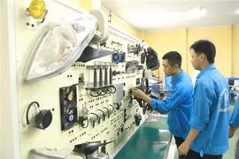Sinh viên khoa Động lục Trường Cao đẳng nghề Vĩnh Phúc trong giờ thực hành. (Ảnh: Hoàng Hùng/TTXVN) 