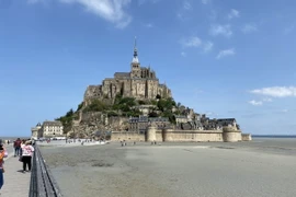 Mỗi khi thủy triều lên, tu viện Mont-Saint-Michel giống như một ngọn hải đăng nhìn ra biển. (Ảnh: Nguyễn Thu Hà/TTXVN)