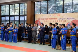 Chủ tịch nước Võ Văn Thưởng và các đại biểu dự giao lưu võ thuật Việt Nam-Nhật Bản. (Ảnh: Thống Nhất/TTXVN) 