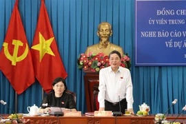 Ủy viên Trung ương Đảng, Phó Chủ tịch Quốc hội Nguyễn Đức Hải và Phó Trưởng đoàn chuyên trách Đoàn đại biểu Quốc hội Thành phố Hồ Chí Minh Văn Thị Bạch Tuyết điều hành buổi làm việc. (Ảnh: Hồng Giang/TTXVN)