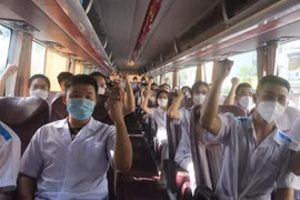 Các thành viên đoàn thể hiện quyết tâm cùng Hà Nội đẩy lùi dịch COVID-19. (Ảnh: Thanh Vân/TTXVN) 