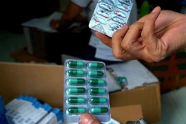Thu giữ số lượng lớn thuốc Liên hoa Thanh ôn. (Ảnh: TTXVN phát) 