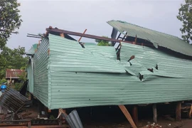 Hàng chục nhà dân tại huyện Kong Chro, Gia Lai bị thiệt hại do cơn dông lốc chiều ngày 4/7. (Ảnh: TTXVN phát) 