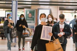 Người dân đeo khẩu trang phòng lây nhiễm COVID-19 tại Cologne, Đức ngày 16/7/2020. (Nguồn: THX/TTXVN) 