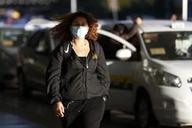 Người dân đeo khẩu trang phòng lây nhiễm COVID-19 tại Brasilia, Brazil ngày 7/8/2020. (Nguồn: THX/TTXVN) 