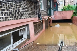 Căn hộ bán hầm, nơi tìm thấy ba người trong một gia đình đã chết trong trận mưa lớn ở Sillim-dong, Gwanak-gu, Seoul, tối 8/8. (Nguồn: Yonhap) 