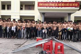Các đối tượng xăm trổ cùng hung khí bị bắt giữ. (Nguồn: TTXVN phát) 