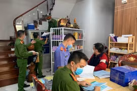 Cơ quan chức năng khám xét nơi ở của ông Nguyễn Tiến Minh. (Nguồn: VTC) 