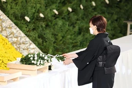 Phu nhân Abe Shinzo đặt hoa tưởng niệm cố Thủ tướng Nhật Bản Abe Shinzo trong Lễ Quốc tang ở Tokyo, ngày 27/9/2022. (Ảnh: Kyodo/TTXVN) 