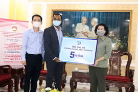 Bà Tô Thị Bích Châu, Chủ tịch Ủy ban Mặt trận Tổ quốc Việt Nam thành phố Hồ Chí Minh (ngoài cùng bên phải) tiếp nhận ủng hộ từ các doanh nghiệp. (Nguồn: TTXVN) 