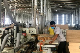 Sản xuất đồ gỗ xuất khẩu. (Ảnh: Chí Tưởng/TTXVN) 