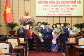 Bí thư Thành ủy Hà Nội Đinh Tiến Dũng và lãnh đạo thành phố chúc mừng bà Vũ Thu Hà và một số cá nhân vừa được bầu giữ cương vị mới. (Ảnh: TTXVN)