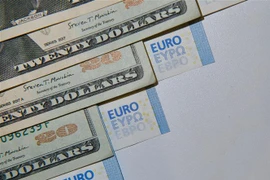 Đồng euro (phải) và đồng USD tại Madrid, Tây Ban Nha, ngày 11/7/2022. (Ảnh: THX/TTXVN) 