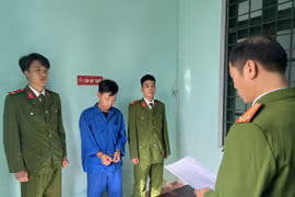 Cơ quan Công an đọc lệnh bắt tạm giam Nguyễn Tấn Sang. (Nguồn: Công an Nhân dân)