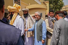 Chủ tịch Hội đồng Hòa giải Dân tộc Tối cao Afghanistan (HCNR) Abdullah Abdullah (giữa) và trưởng phái đoàn đàm phán của Taliban Anas Haqqani (thứ 2, trái) tới dự cuộc họp tại Àghanistan vào tối 18/8. (Ảnh: AFP/TTXVN) 