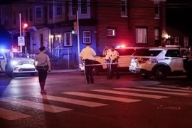 Cảnh sát phong tỏa hiện trường một vụ xả súng ở Mỹ. (Ảnh: The Philadelphia Inquirer/TTXVN)
