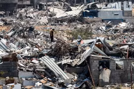 Cảnh đổ nát tại Khan Yunis, sau khi Israel rút bộ binh khỏi phía nam Dải Gaza, ngày 7/4/2024. (Ảnh: AFP/TTXVN)