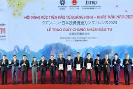 Trao Giấy Chứng nhận Đầu tư cho các dự án FDI của Nhật Bản. (Ảnh: Văn Đức/TTXVN)