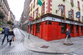 Các cửa hàng đóng cửa do dịch COVID-19 tại Dublin, Ireland ngày 18/9/2020. (Nguồn: AFP/TTXVN) 