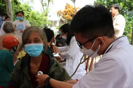 Khám, phát thuốc miễn phí cho người nghèo ở Bình Phước. (Ảnh: K GỬIH/TTXVN) 