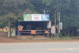 Phong tỏa quán cơm, nơi tài xế xe tải dừng xe mua cơm và ăn tại quán. (Ảnh: TTXVN phát) 