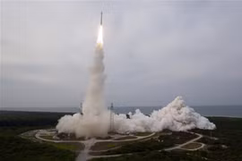 Tên lửa đẩy Atlas V mang theo tàu vũ trụ Starliner được phóng từ Trung tâm vũ trụ Kennedy ở Florida, Mỹ ngày 19/5/2022. (Ảnh: AFP/TTXVN) 