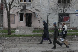 Người dân Ukraine sơ tán khỏi thành phố Mariupol ngày 18/4/2022. (Ảnh: THX/TTXVN) 